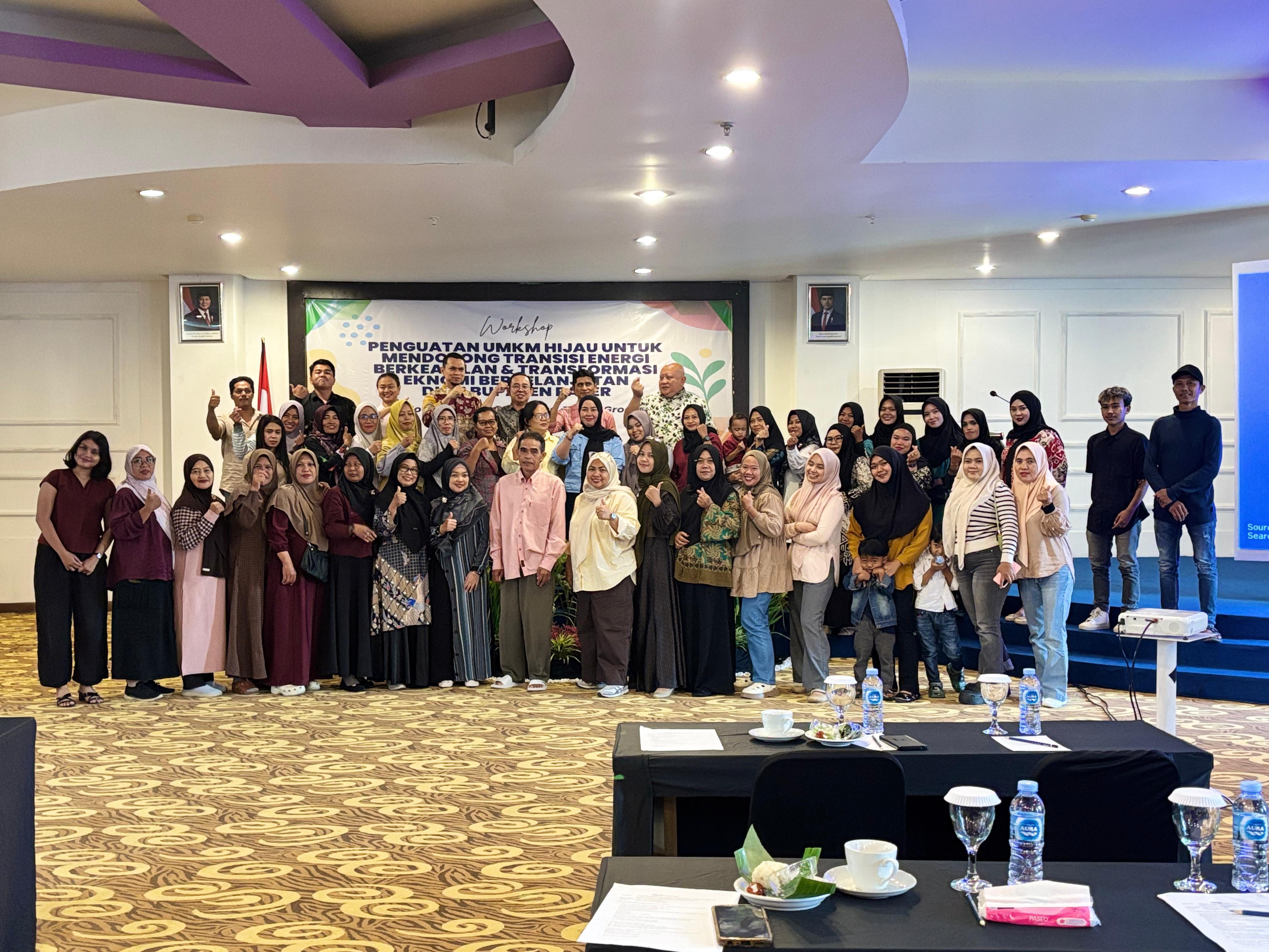 Yayasan Mitra Hijau (YMH) berfoto bersama para pelaku UMKM dari berbagai desa di Kabupaten Paser usai pelaksanaan workshop. Kegiatan ini bertujuan menciptakan ekosistem ekonomi lokal yang tangguh di masa transisi energi.